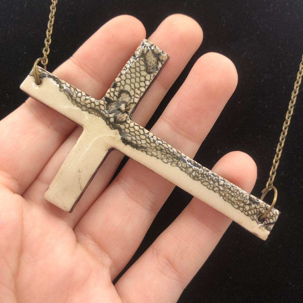 Cool ceramic side cross necklace